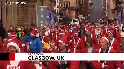 İskoçya'nın Glasgow şehrinin sokaklarını 'Noel Babalar' bastı