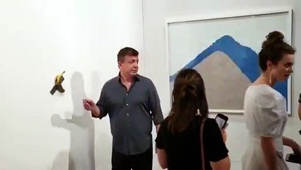 Art Basel à Miami: Une banane accrochée à un mur pendant la foire d'art contemporain vendue 120.000 dollars à un Français... mangée par un visiteur !