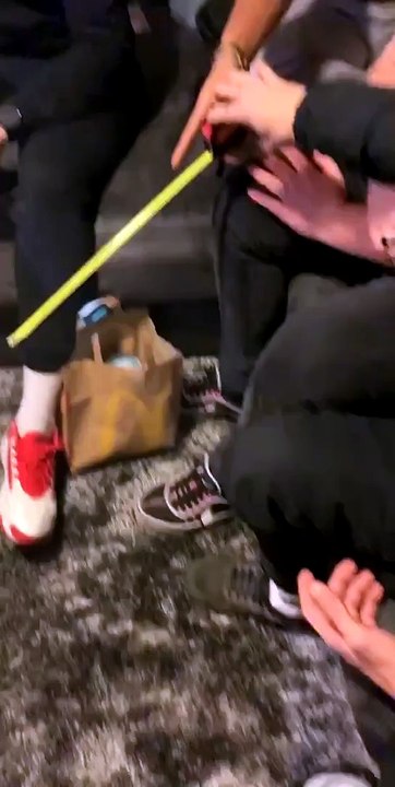 Ces gars ont inventé un jeu très amusant avec un mètre ruban.