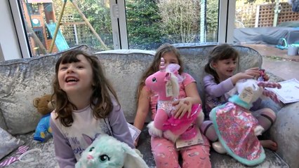 Sophia, Isabella e Alice - Brincando com  Unicórnios, Urso e Barbie