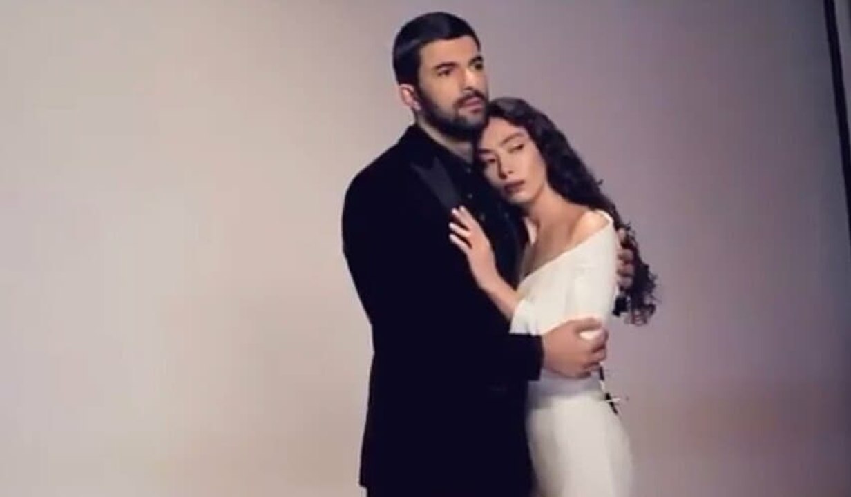 لقطات رومانسية تجمع إنجين اكيوريك وناسليهان أتاجول بأحدث جلسة تصوير