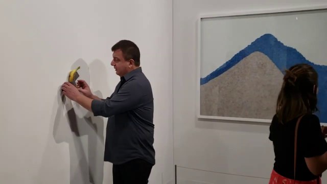 Il a mangé la banane à 120.000$ exposée au Miami Art Gallery