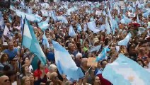 Macri reúne milhares em despedida