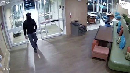 La valiente recepcionista que deja con el culo al aire a un violador enmascarado