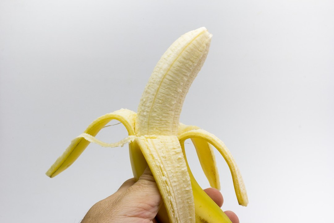 La rubia que pela un plátano con los pies y en bikini