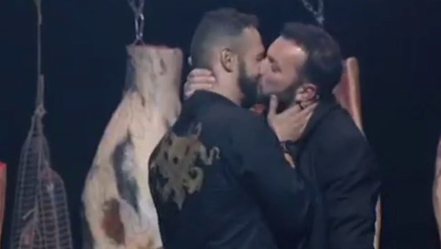 Ljubomir Stanisic e Rui Sinel de Cordes beijam-se no 'Roast'