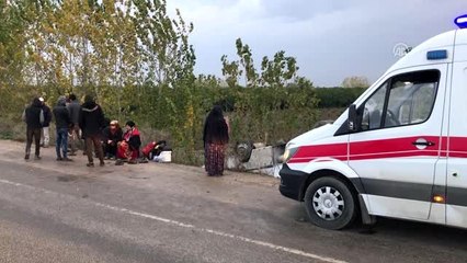 Tarım işçilerini taşıyan midibüs devrildi: 11 yaralı