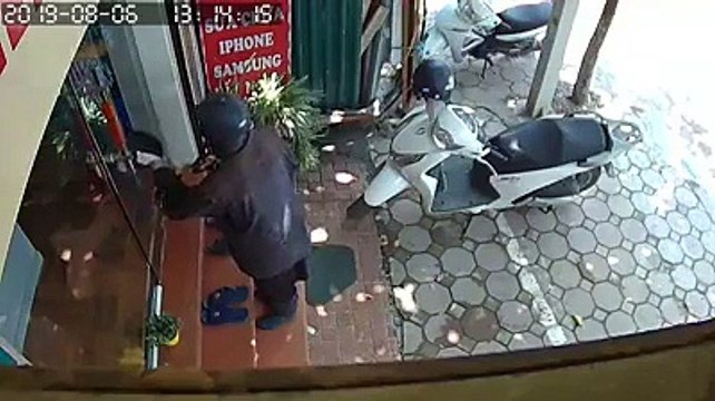 Chủ cửa hàng điện thoại sợ hãi kể giây phút đối mặt gã ăn xin quái dị