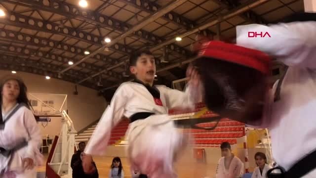 Kars-milli gelin kars'ta 150 sporcuya tekvando öğretiyor