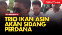 Siap Jalani Sidang Perdana, Trio Ikan Asin Tiba di Pengadilan Negeri Jakarta Selatan
