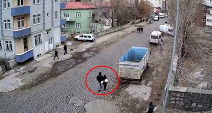 Lise öğrencisini zorla kaçırmaya çalıştılar! Olay anı kamerada