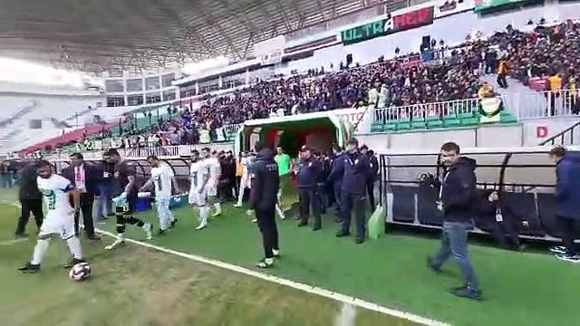 10 Aralık İnsan Hakları Günü | Amedspor sahaya İnsan, haklarıyla insandır pankartıyla çıktı