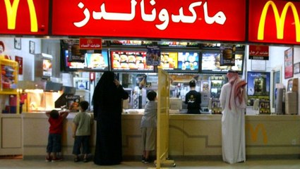 Suudi Arabistan'da kadınlar artık restoranlara erkeklerle aynı kapıdan girebilecek