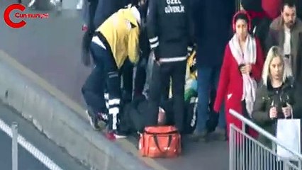 Durakta fenalaşarak düşen kişiye metrobüs çarptı