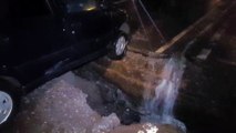 Chuva abre buraco na pista e carro fica preso no Bairro Cascavel Velho