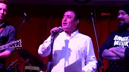Mahmut Tuncer yardım konserinde rock söyledi