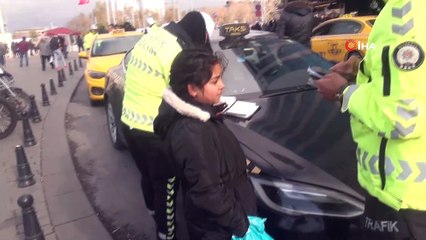 Üşüyen Suriyeli minik kıza polis şefkati