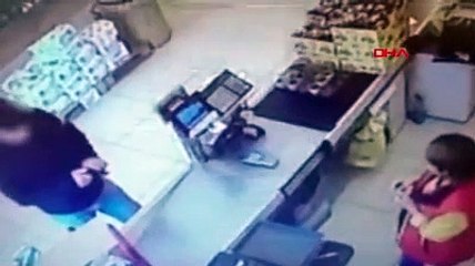 Büyükçekmece'de silahlı market soygunu kamerada