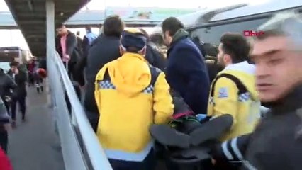 Durakta fenalaşan yolcuya metrobüs çarptı