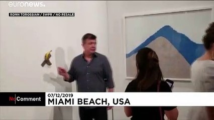 Banane für 108.000 Euro: Dem Künstler schmeckt's