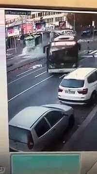 Incidente in viale Bezzi a Milano, morta una passeggera del filobus (08.12.19)