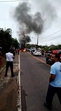 Manifestantes interditam a Rodovia ES 010 em Fundão