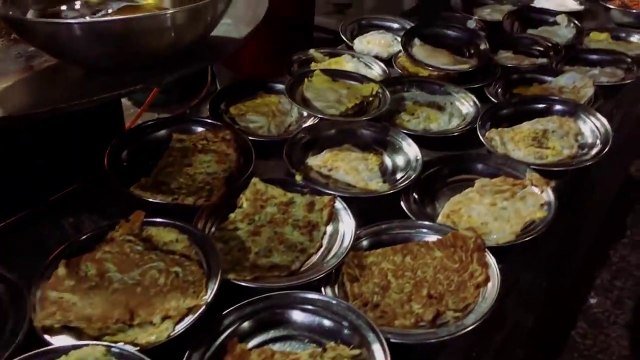 GUR WALI CHAI or ANDA PARATHA - PAKISTANI STREET FOOD SEHRI IN LAHORE