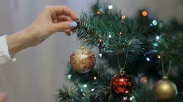 Love Decorating for Christmas? Make Extra Cash as a ‘Holiday Decorator’