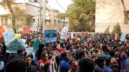 Delhi police shuts JNU gates to stop students march