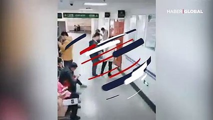 Hamile eşi ayakta kalınca kendisi sandalye oldu