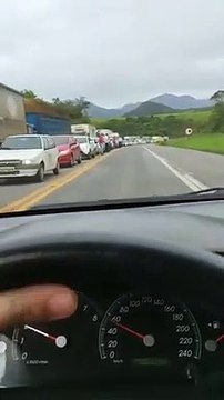 Protesto gera congestionamento na BR 101, na Serra