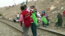 Migrantes venezolanos limpian laderas de río en capital de Perú