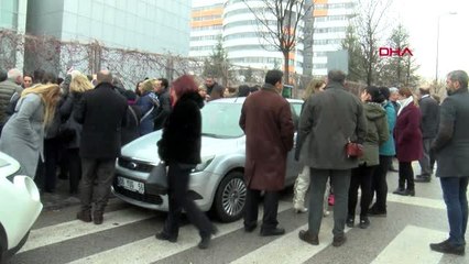 Öğretmenlere maaş ödenmeyen okulda velilerden tepki