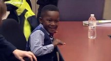 شاهد: طفل أمريكي يدعو أصدقاءه لجلسة تبنيه بالمحكمة