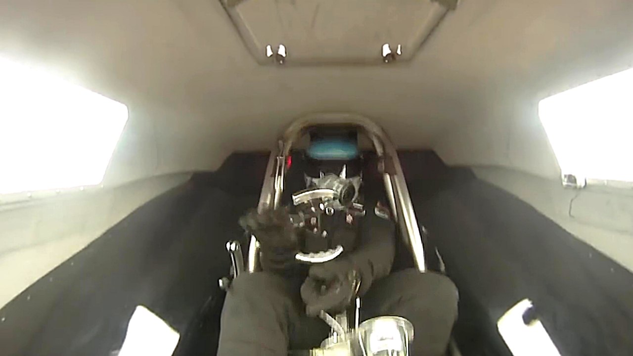 Le volant de son dragster se détache en pleine course