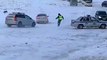 Des automobilistes russes traversent un fleuve qui n'est pas complètement gelé