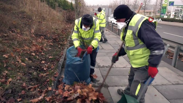 Ankara Büyükşehir Belediyesi ekipleri cadde ve sokakları yapraklardan temizliyor
