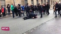 Une Femen arrêtée devant l'Elysée en marge du sommet avec Poutine