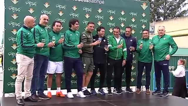 El Betis celebra la buena racha con un brindis