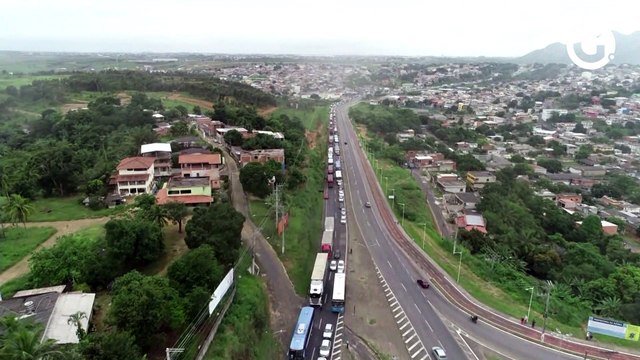 Imagens de drone mostram engarrafamento por causa de protesto na BR 101, na Serra