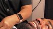 video drole : Un homme se fait épiler les poils du nez
