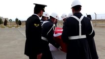 Kaza sonucu şehit olan asker için tören