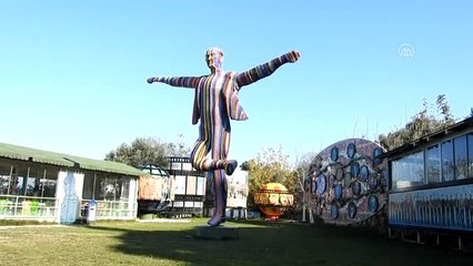 İzmir'deki renkli Atatürk heykeli kaldırıldı