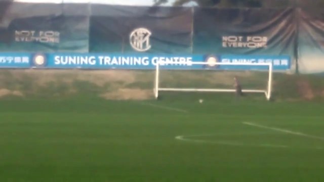 STEFANO SENSI AD APPIANO: SI ALLENA A PARTE E TOCCA IL PALLONE.