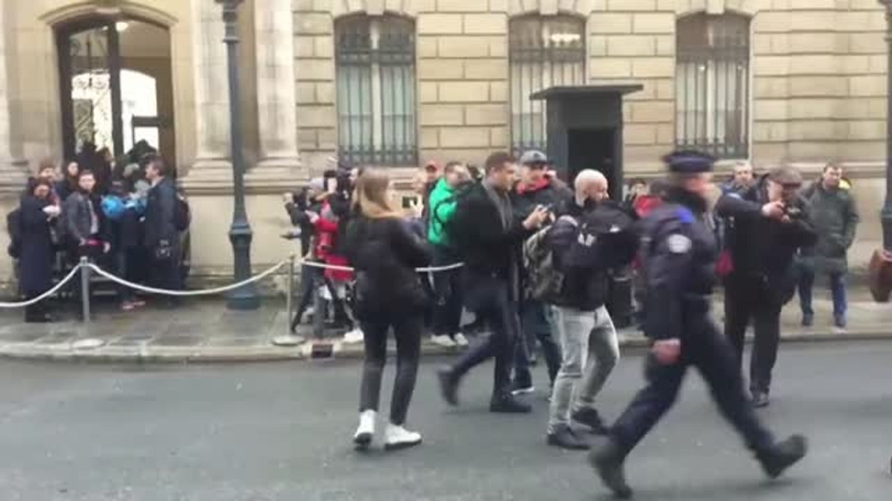 Activistas de Femen protestan frente al Palacio del Elíseo bajo el lema 'Stop Putin, stop'