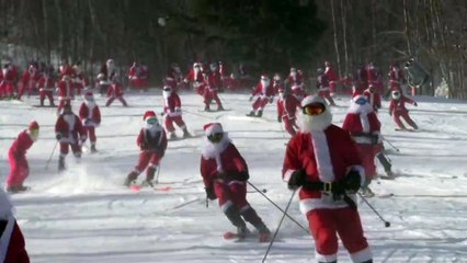 مئات الأميركيين يتزلجون بثياب "سانتا كلوس"