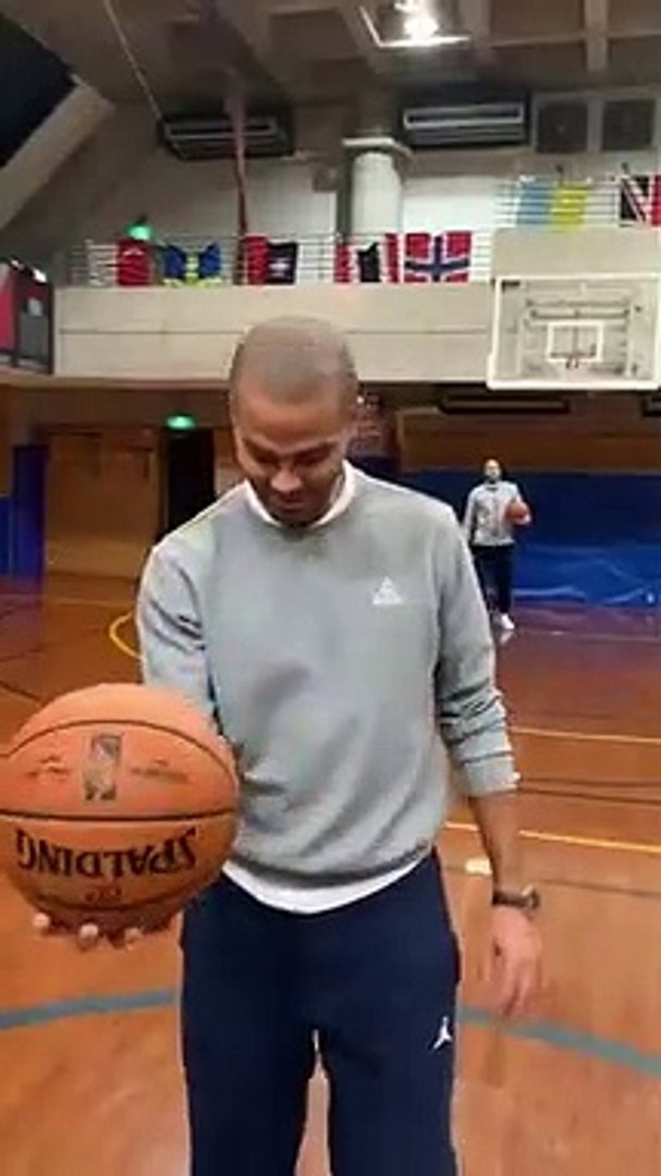 Basket-Ball - Tony Parker rentre un shoot du milieu de terrain dos au panier  - Vidéo Dailymotion