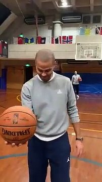 Basket-Ball - Tony Parker rentre un shoot du milieu de terrain dos au panier