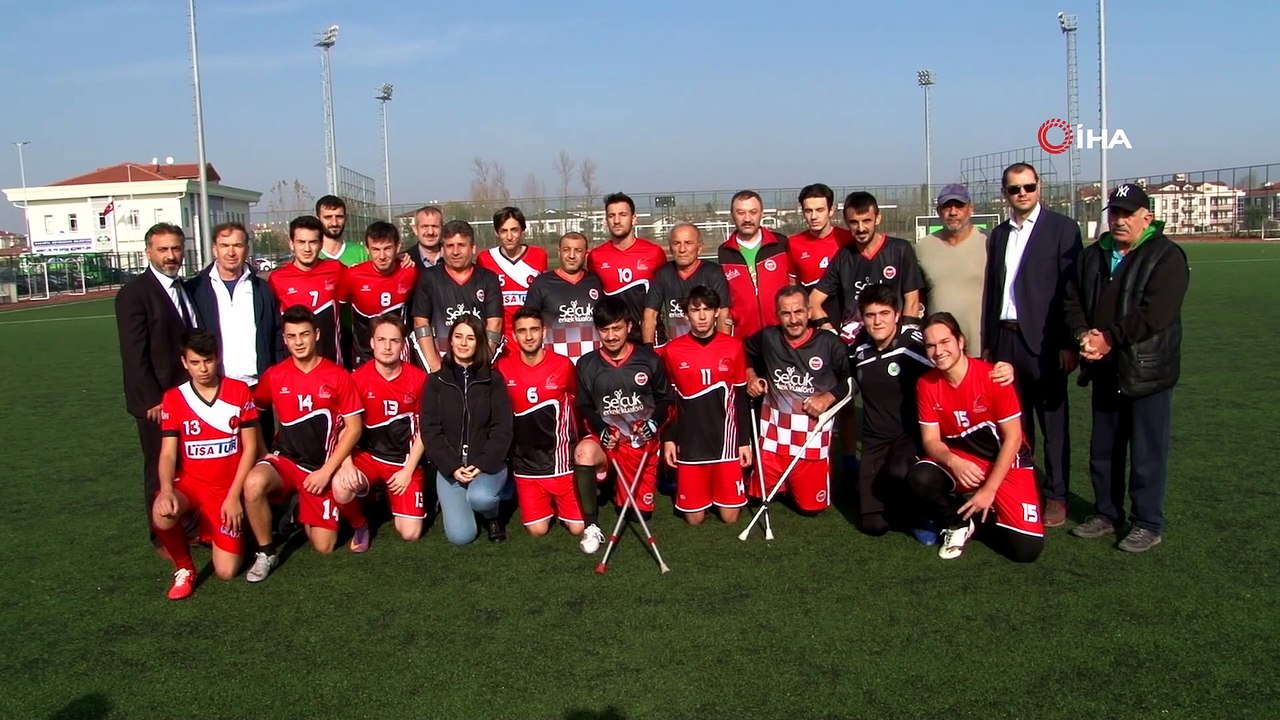 Öğrenciler ve ampute takımı futbol maçı yaptı