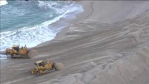 Vuelven las excavadoras a la playa de Riazor para reforzar la duna